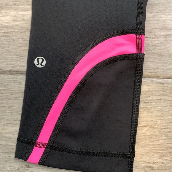 Lululemon Inspire Crop II
Black / Wee Are From Space Parfait Pink Sz 6 - Picture 15 of 17